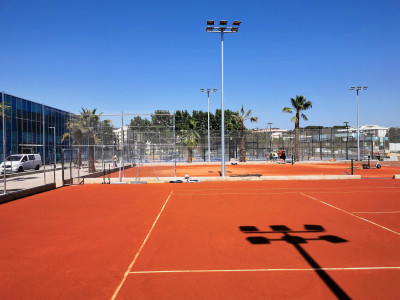 Construcción de 3 pistas de tenis de tierra batida.