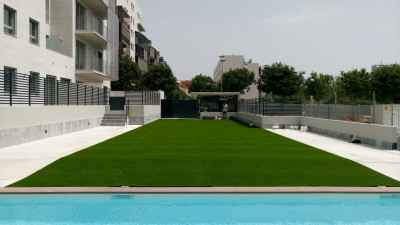 Instalación de césped en zona comunitaria - Sant Feliu Llobregat